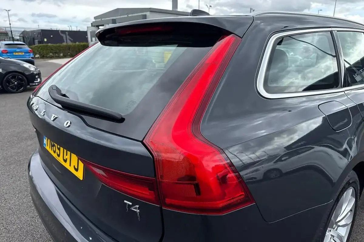 2019-volvo-v90-20-t4-momentum-pro-big-31