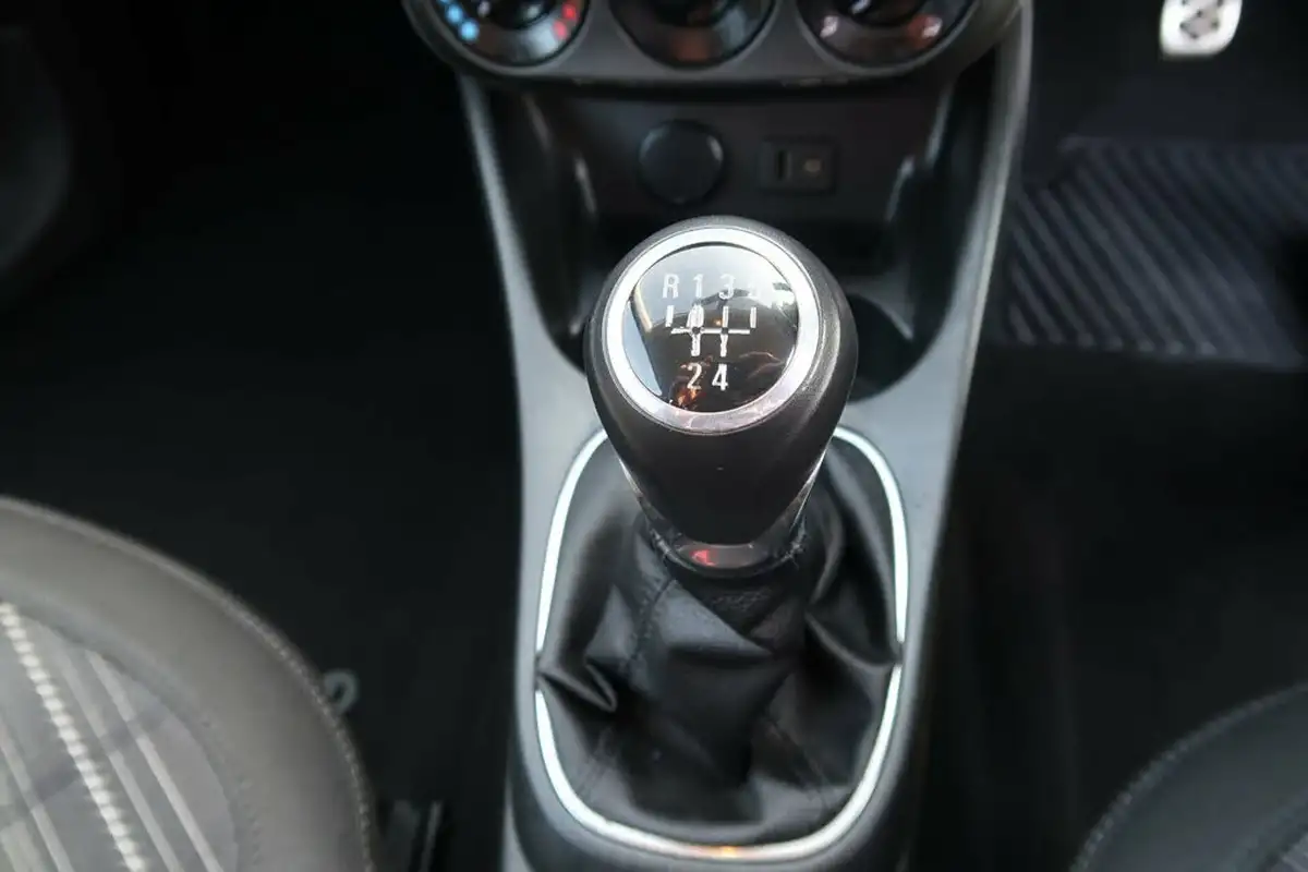 2015-vauxhall-corsa-12-limited-edition-3d-big-32