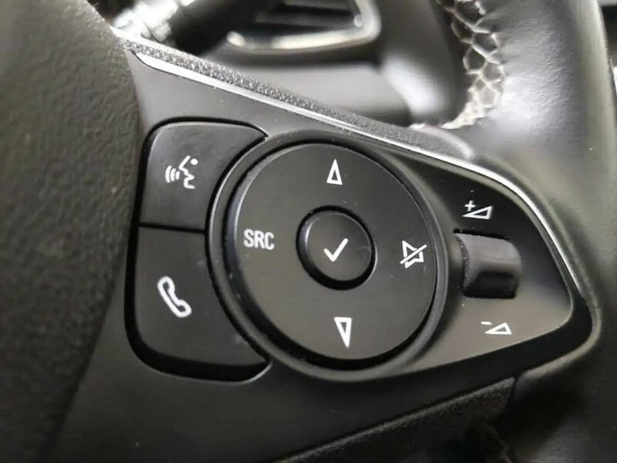 2019-vauxhall-grandland-x-15td-se-premium-big-18