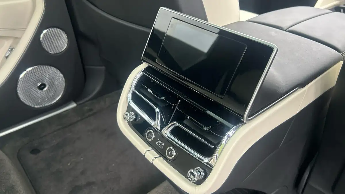 2023-bentley-bentayga-40-v8-extended-wheelbase-azure-big-16