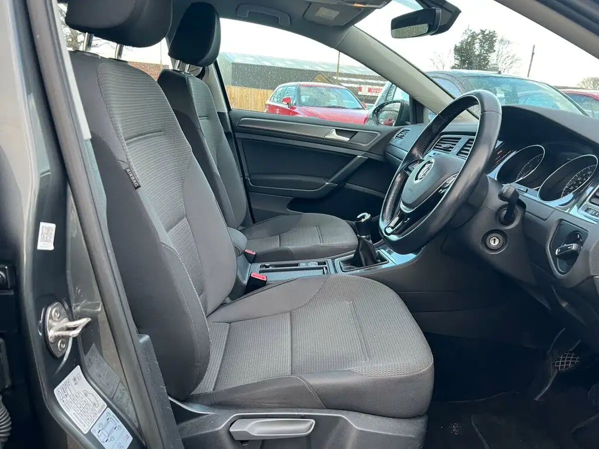 2018-volkswagen-golf-14-tsi-se-nav-estate-5d-big-11