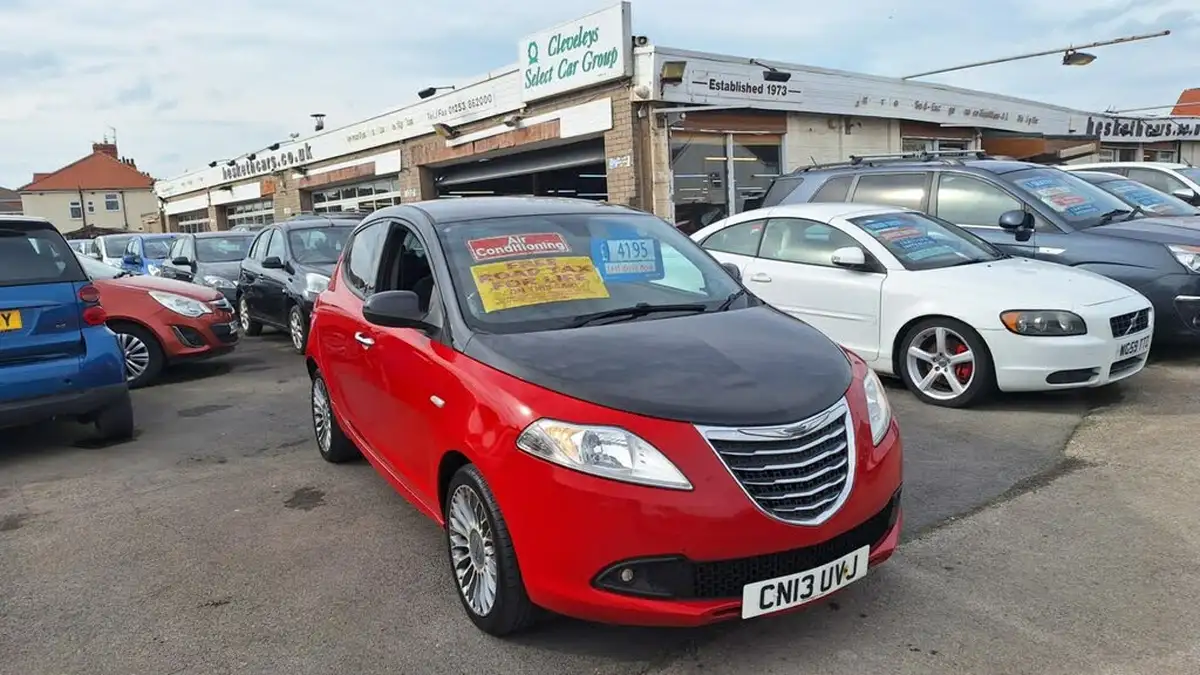 2013-chrysler-ypsilon-12-blackred-big-2