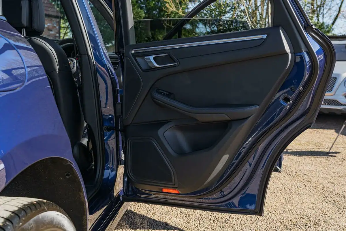 2023-porsche-macan-20-big-34