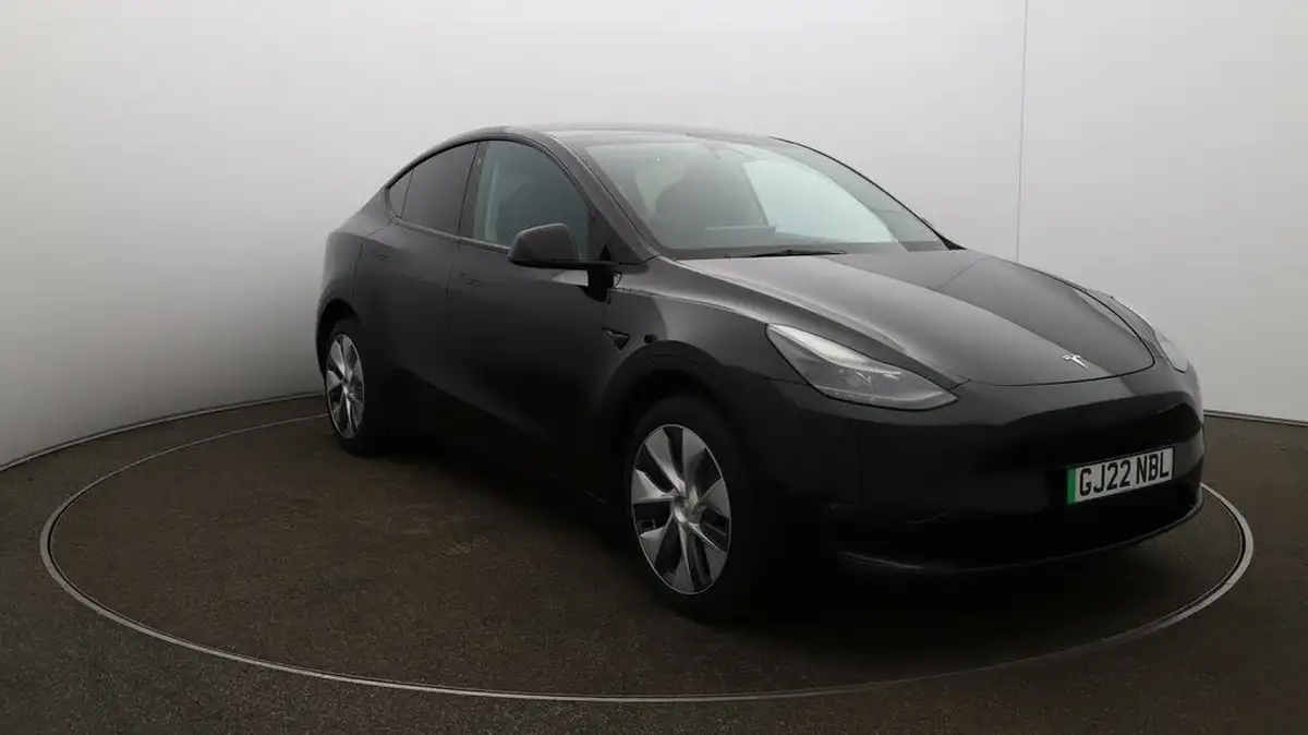 2022-tesla-model-y-e-long-range-big-35