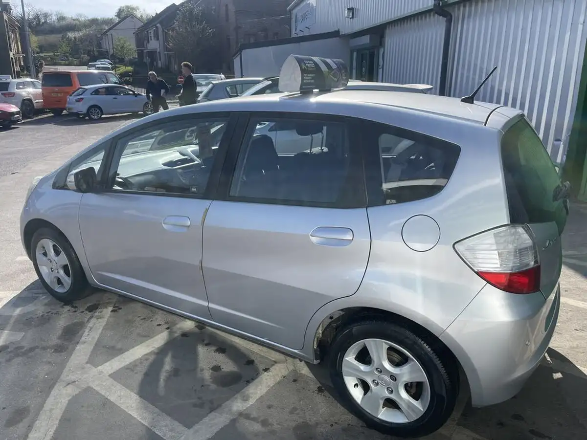 2010-honda-jazz-14-es-big-3
