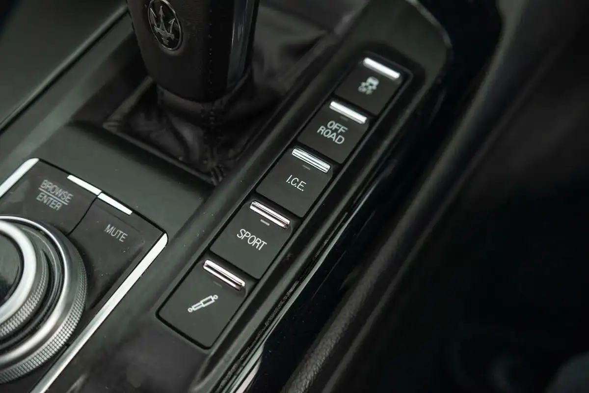 2021-maserati-levante-30-gransport-big-25