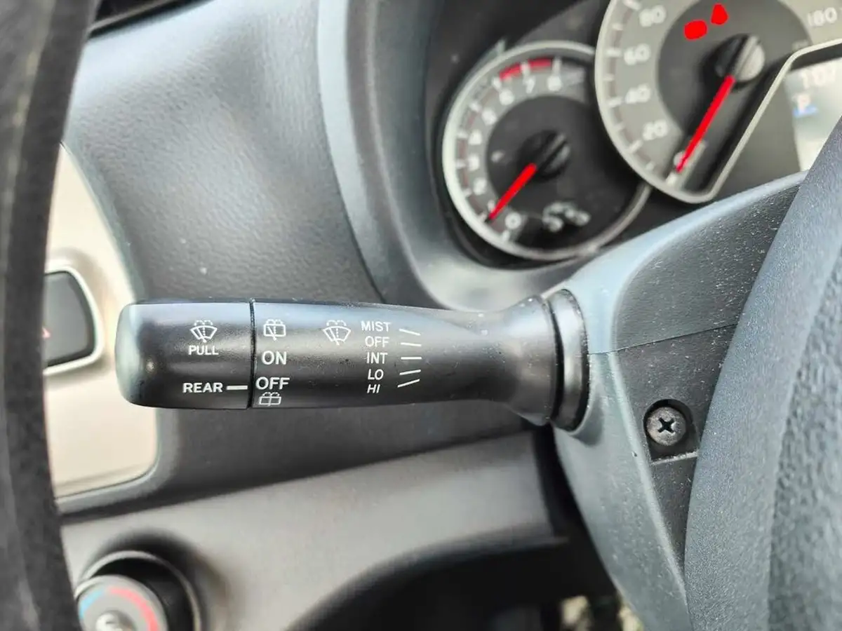 2014-toyota-yaris-big-43