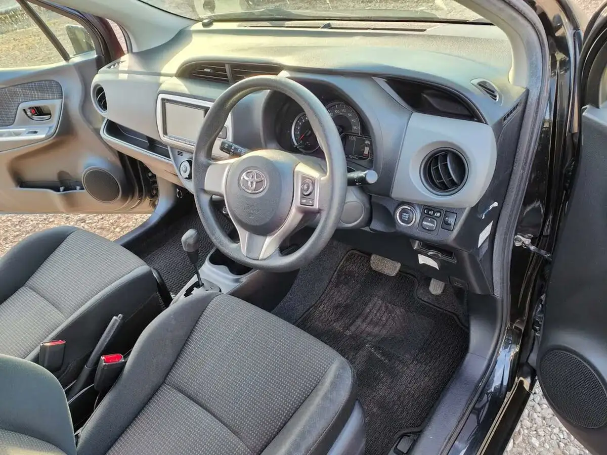 2014-toyota-yaris-big-25