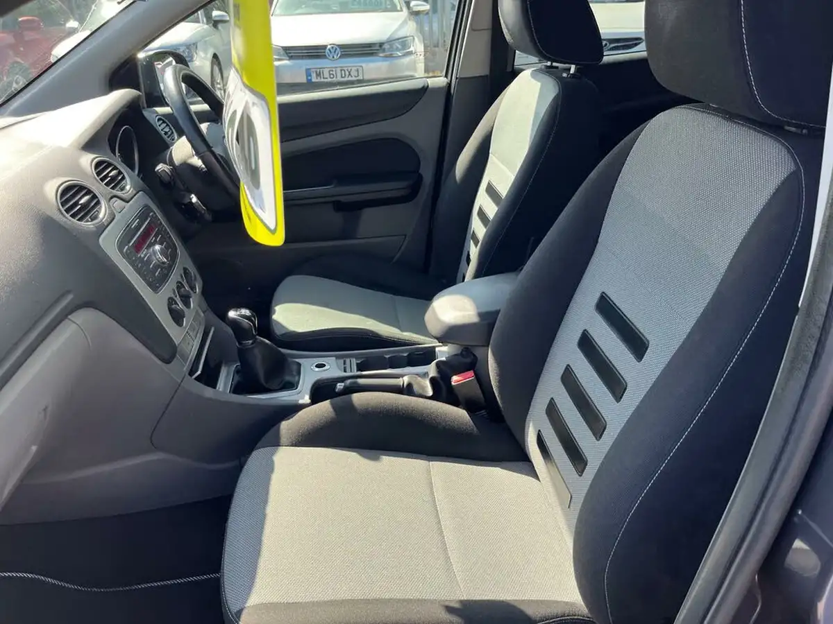 2010-ford-focus-16-zetec-hatchback-5d-big-13