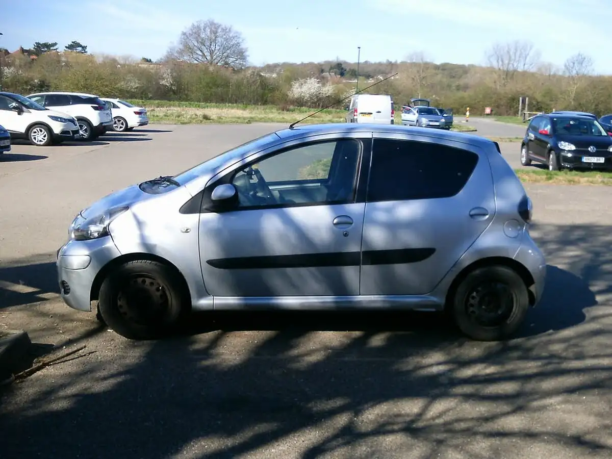 2011-toyota-aygo-10-aygo-ice-5d-big-13