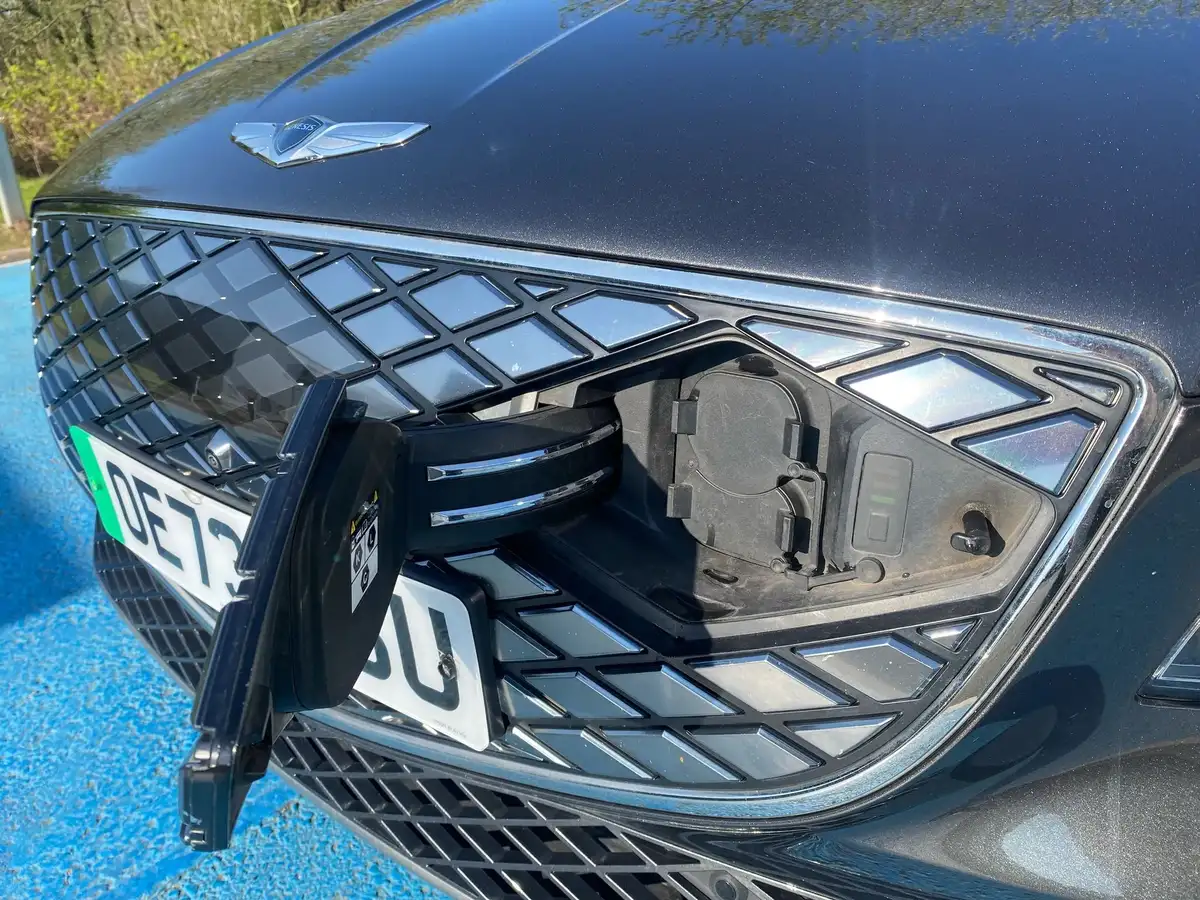 2023-genesis-g80-e-luxury-line-big-12