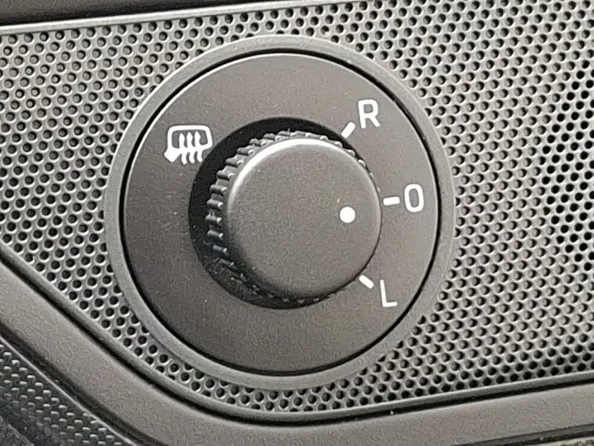 2015-skoda-fabia-10-mpi-s-hatchback-big-17