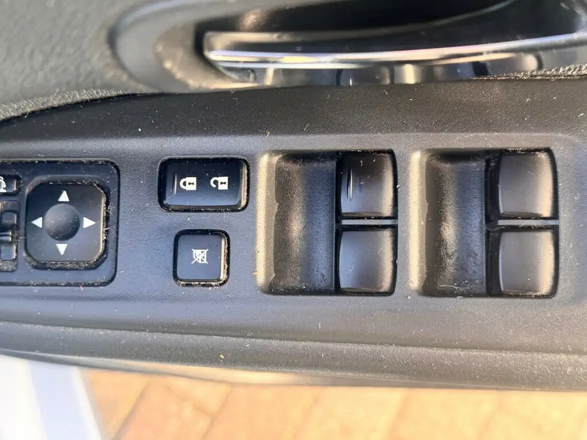 2015-mitsubishi-outlander-20-gx4h-phev-big-23