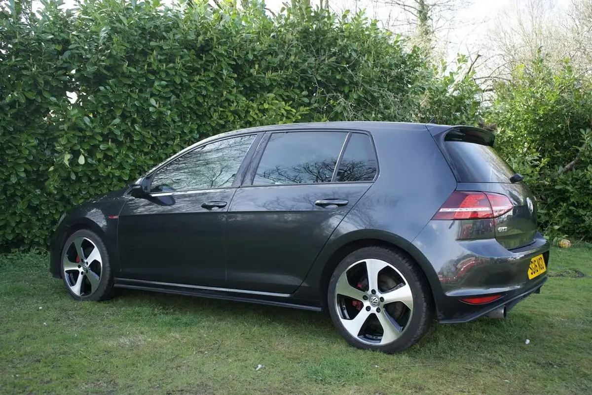 2016-volkswagen-golf-20-tsi-gti-220ps-hatchback-5d-big-10