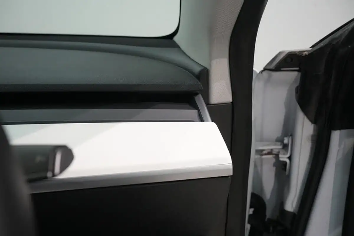 2020-tesla-model-3-e-performance-big-31