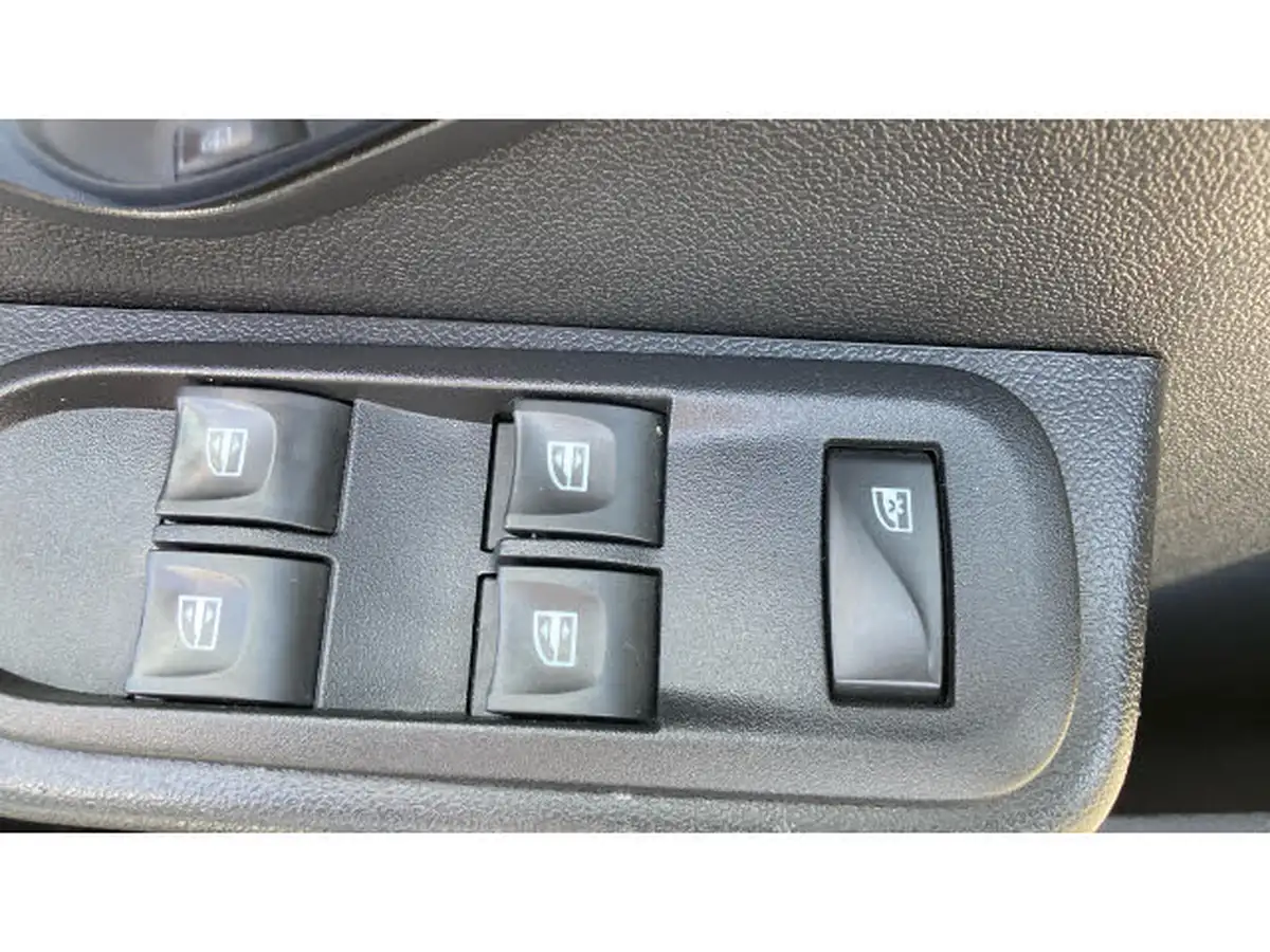 2017-dacia-duster-15dci-laureate-110bhp-ss-station-wagon-5d-big-23