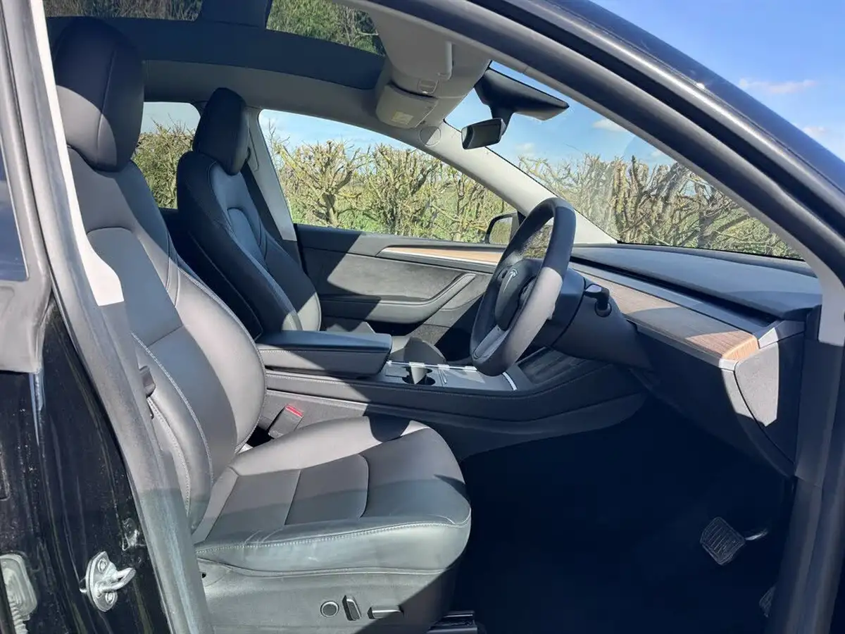 2022-tesla-model-y-e-long-range-big-6
