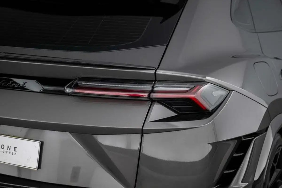 2023-lamborghini-urus-40-no-trim-big-18