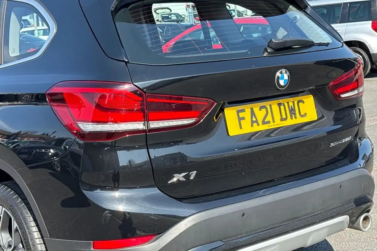 2021-bmw-x1-20-sdrive20i-xline-big-7