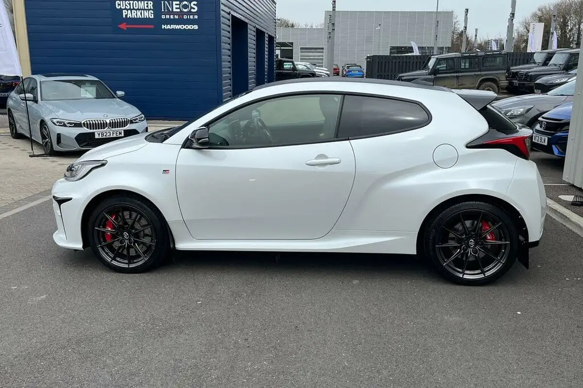 2022-toyota-yaris-16-gr-circuit-pack-big-9