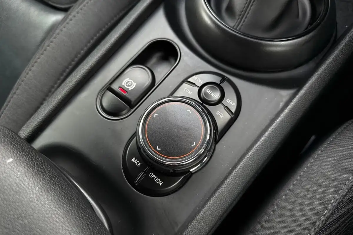 2018-mini-clubman-15-cooper-auto-big-32