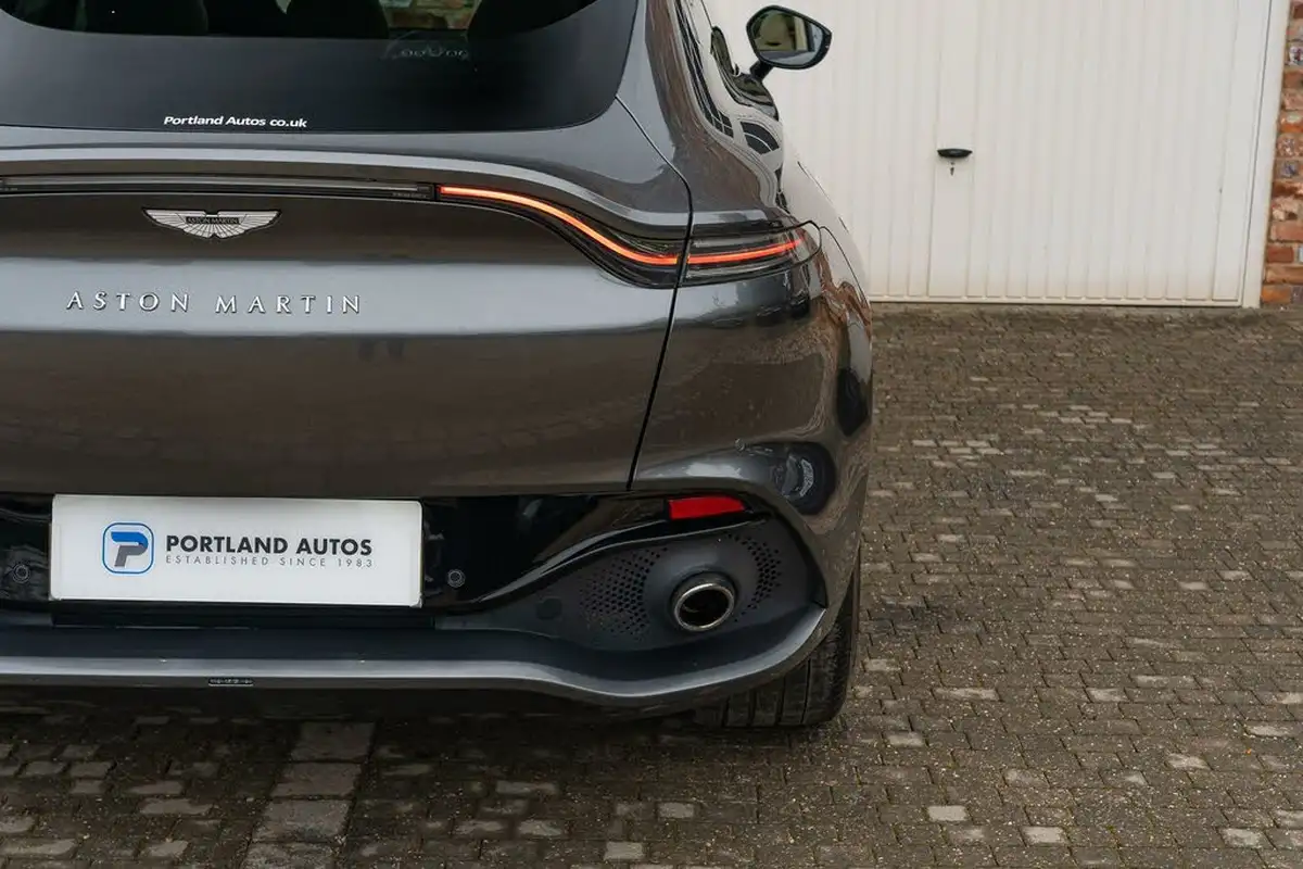 2020-aston-martin-dbx-40-v8-big-19
