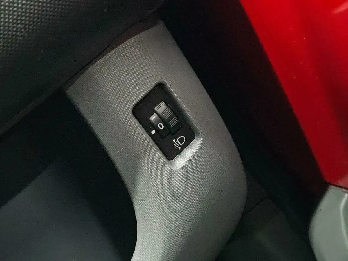 2012-peugeot-107-10-sportium-5d-big-36