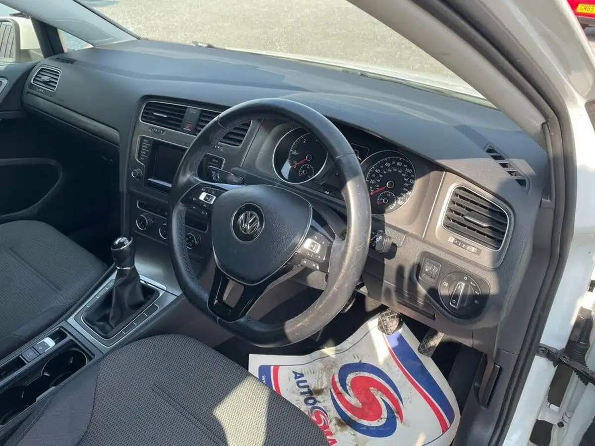 2013-volkswagen-golf-16tdi-se-ss-hatchback-5d-big-7