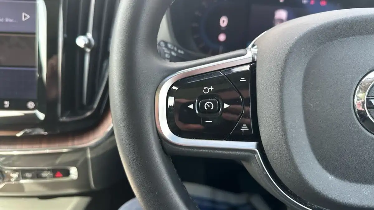 2024-volvo-xc60-20-b5-ultimate-big-17