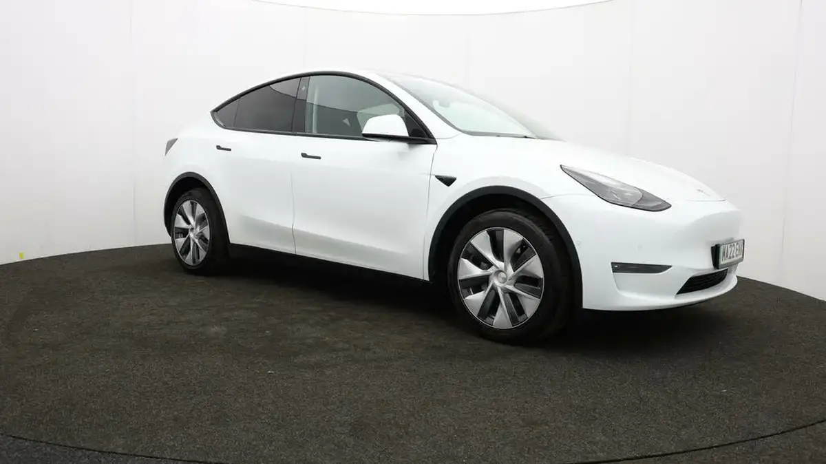 2022-tesla-model-y-e-long-range-big-39