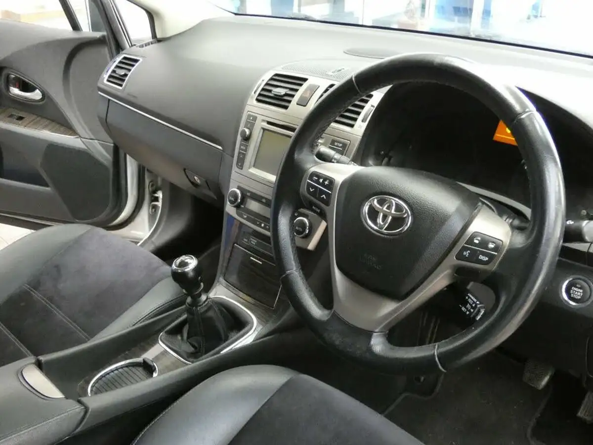 2012-toyota-avensis-20td-t4-saloon-4d-big-35