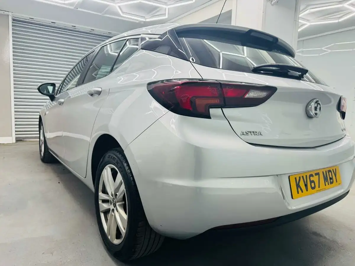 2017-vauxhall-astra-16cdti-design-110ps-hatchback-big-8