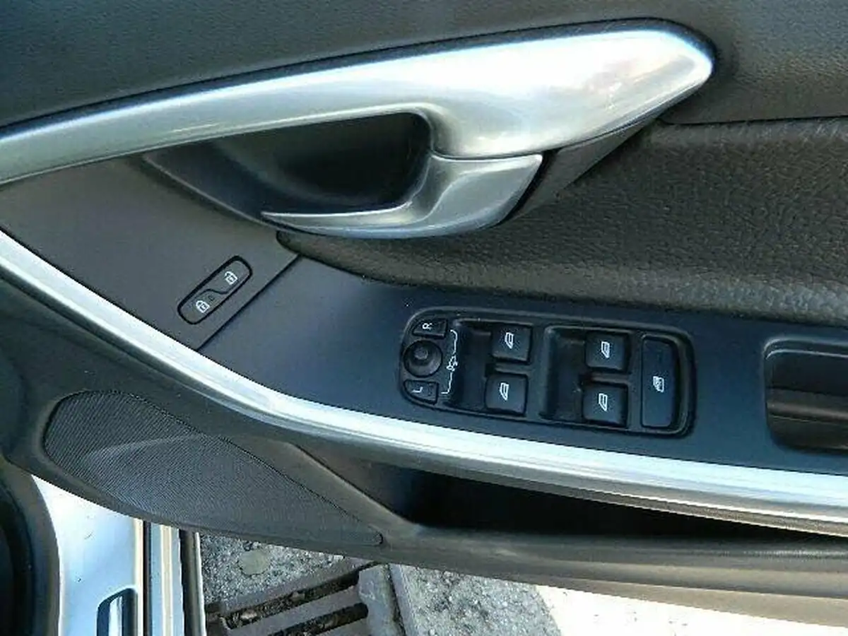2012-volvo-s60-16-t3-se-16-1595cc-big-15