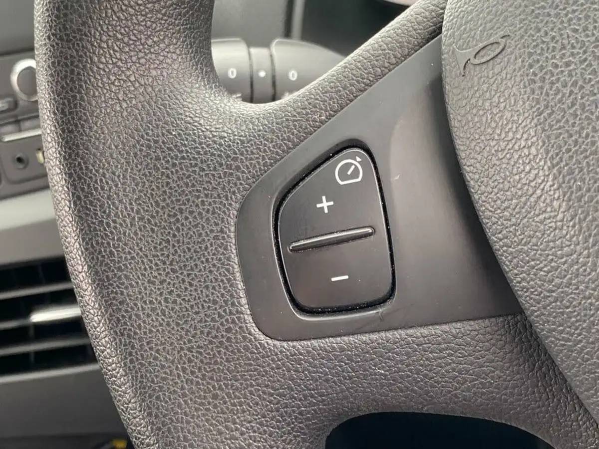 2016-renault-clio-12-play-big-37
