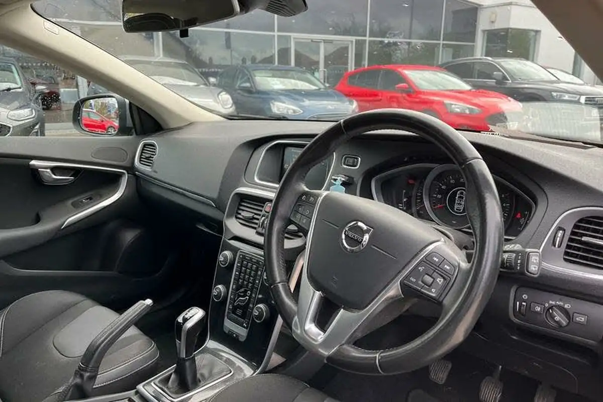 2019-volvo-v40-20td-d2-momentum-nav-plus-big-36