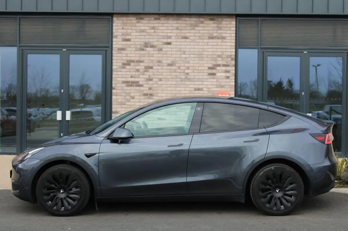 2023-tesla-model-y-e-long-range-big-4