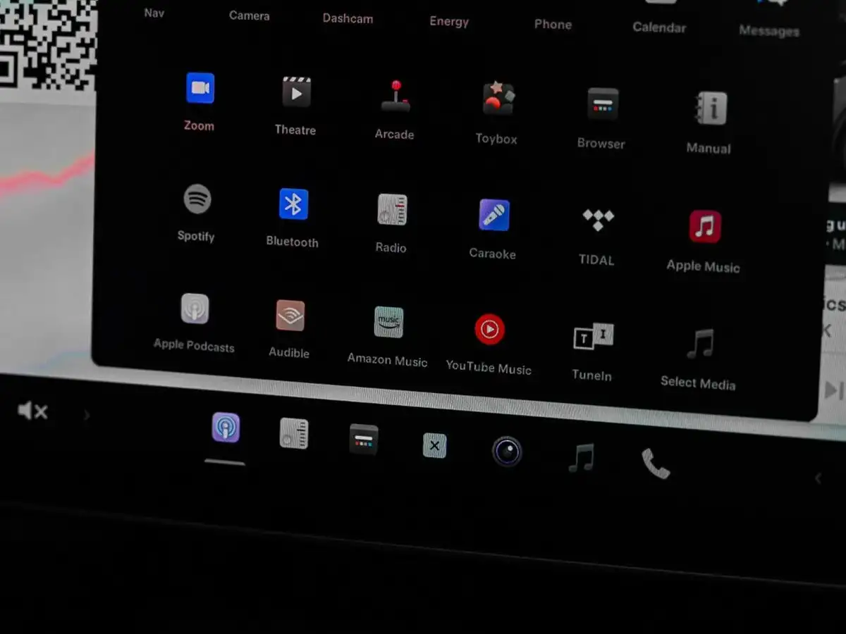 2022-tesla-model-y-e-long-range-big-12