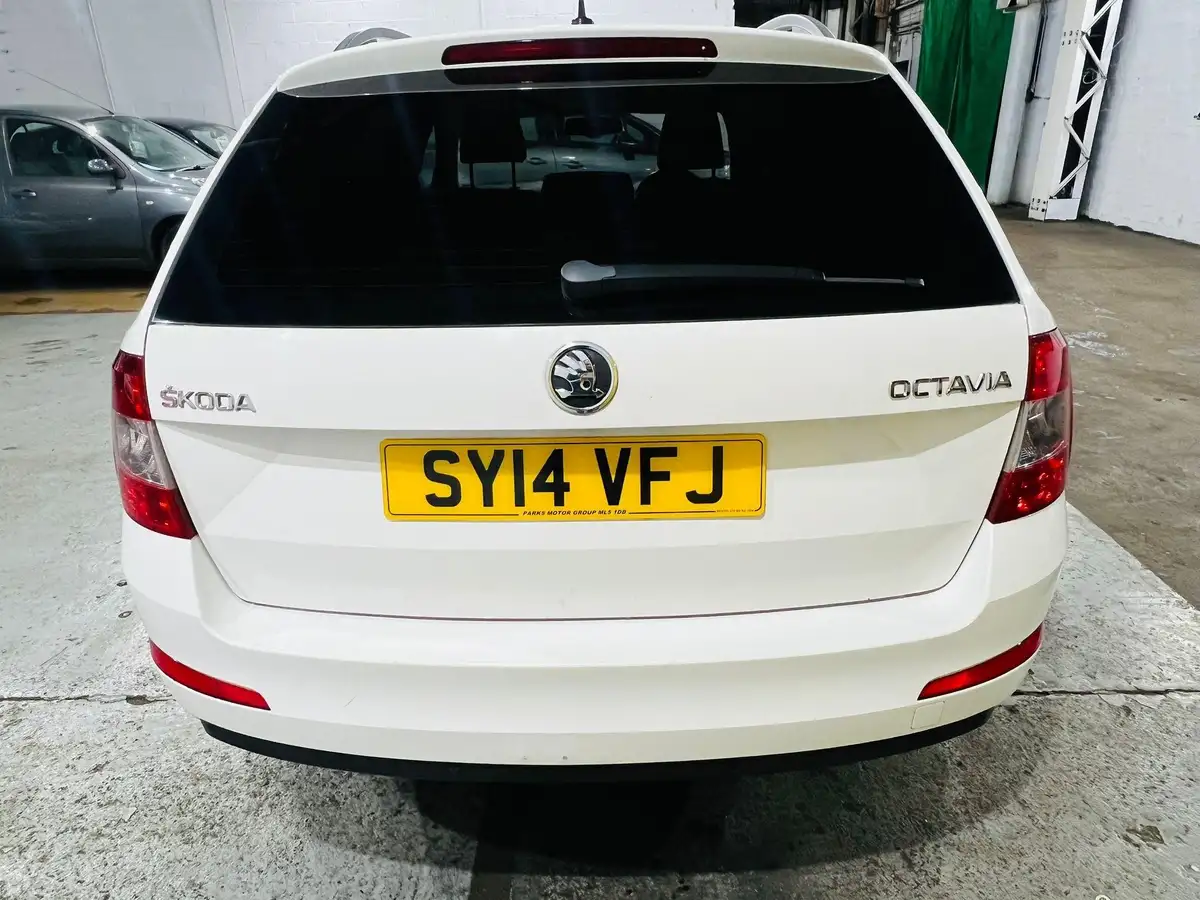 2014-skoda-octavia-16tdi-elegance-estate-dsg-big-4