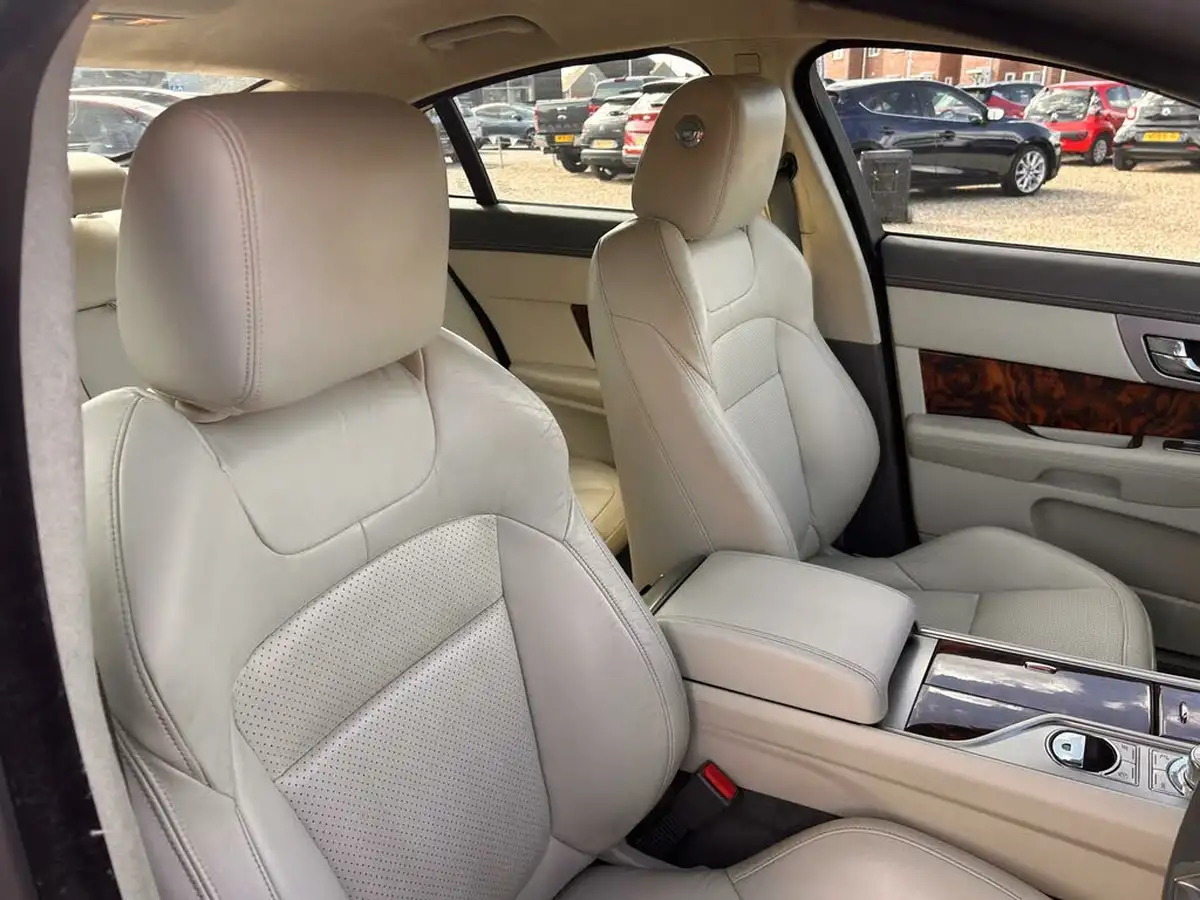 2010-jaguar-xf-30td-s-portfolio-big-10