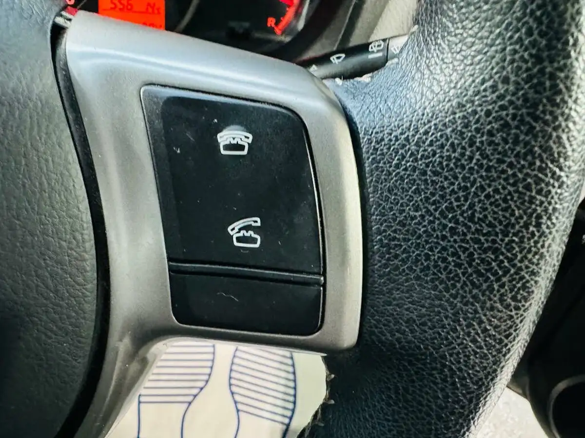 2015-toyota-yaris-133-icon-vvt-i-5d-big-15