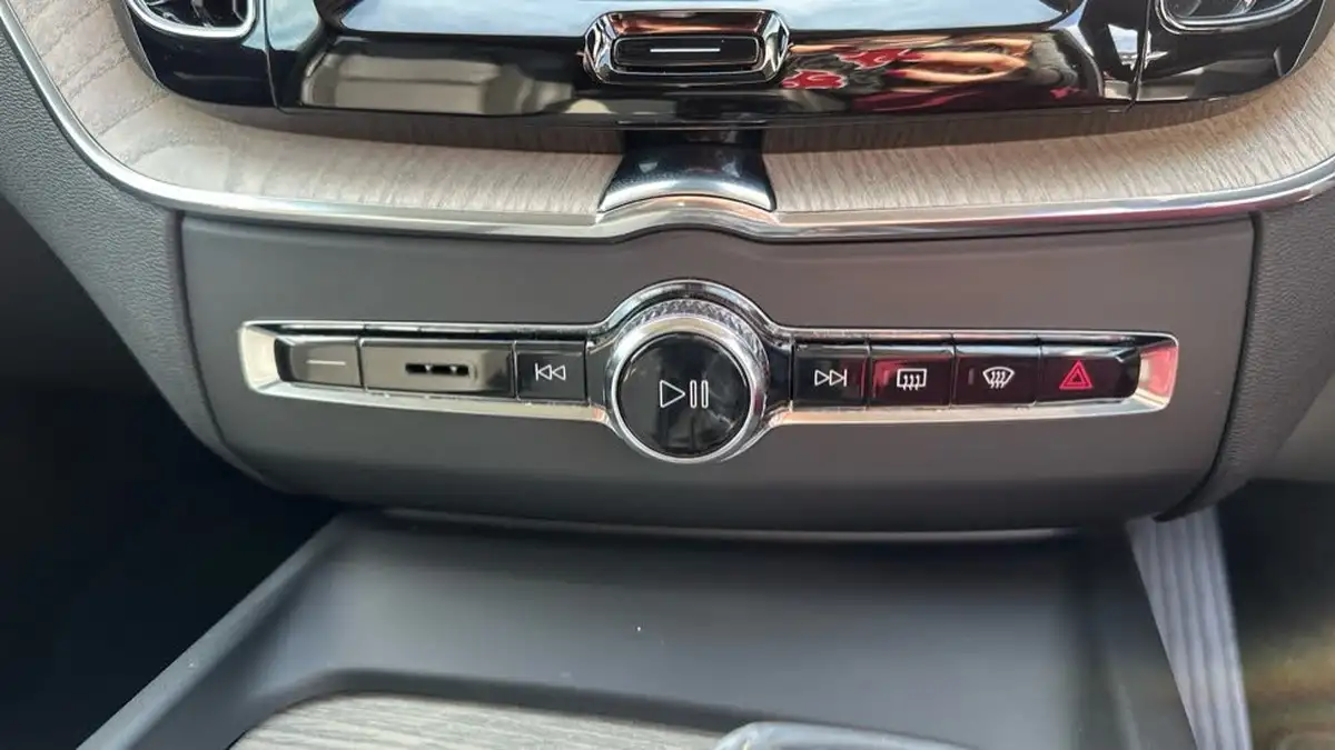 2021-volvo-xc60-20-b5-inscription-big-43