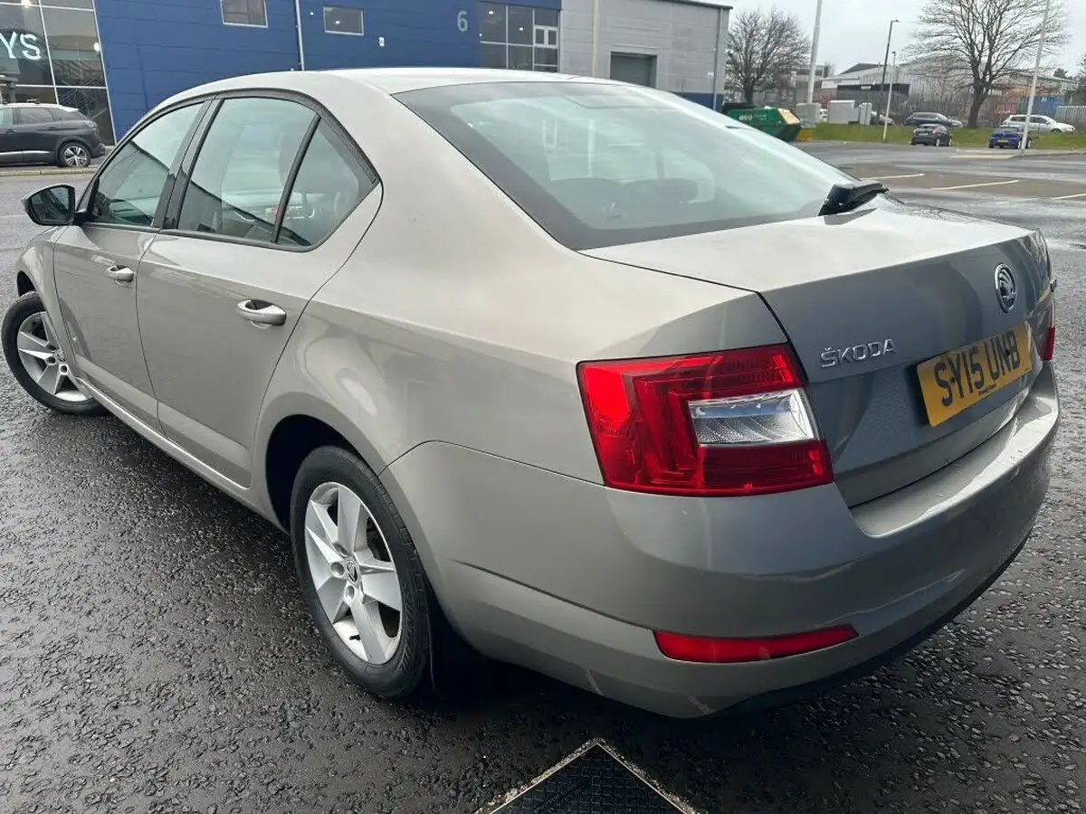 2015-skoda-octavia-16tdi-se-105ps-hatchback-big-4