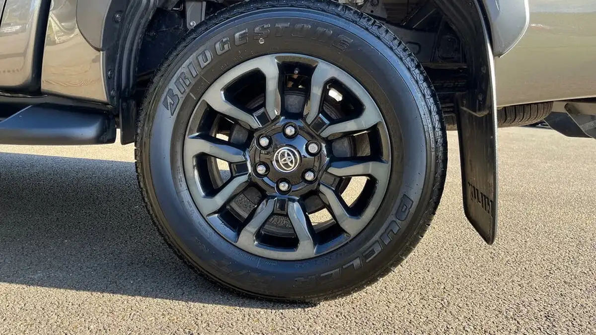 2023-toyota-hi-lux-28d-4d-invincible-x-2754cc-auto-big-33