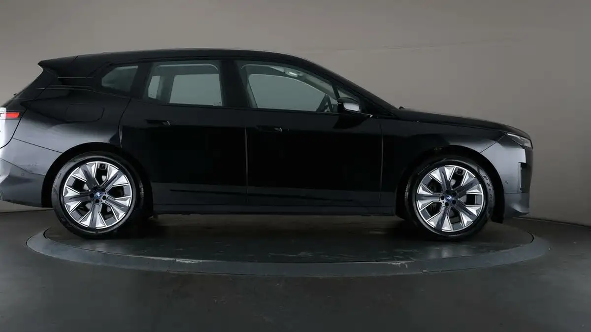 2022-bmw-ix-e-xdrive-40-sport-big-55