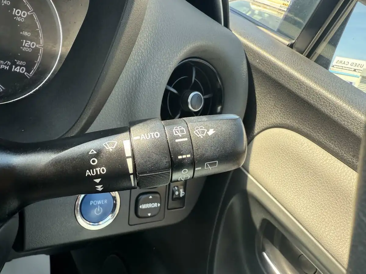 2017-toyota-yaris-15-vvt-i-icon-navi-hybrid-big-35