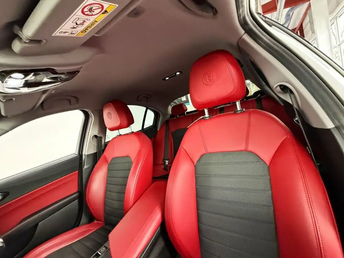 2020-alfa-romeo-giulia-20-nero-edizione-big-11