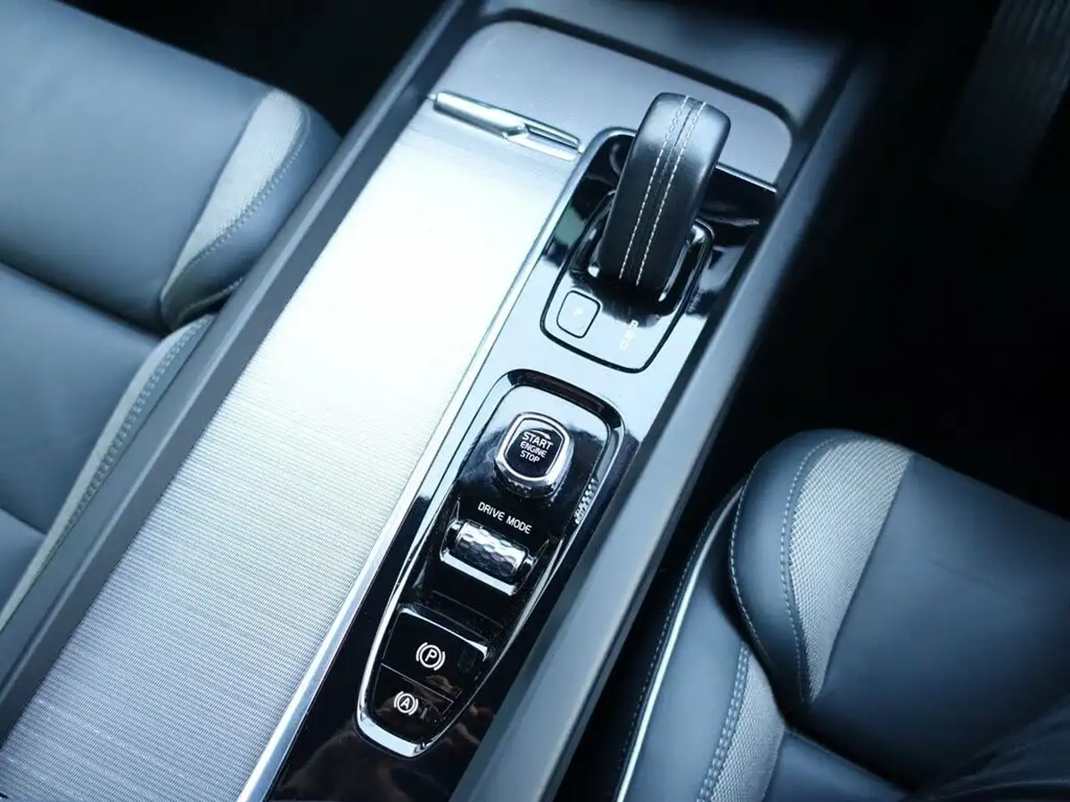 2021-volvo-xc60-20-b5-r-design-awd-big-25