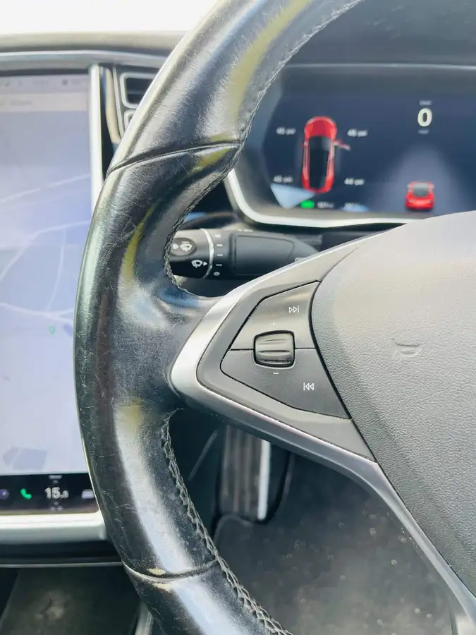 2015-tesla-model-s-e-p85d-nav-big-16
