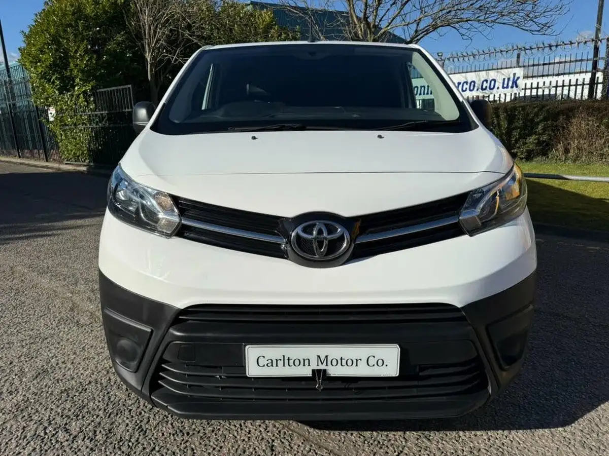 2018-toyota-proace-20d-base-medium-big-4