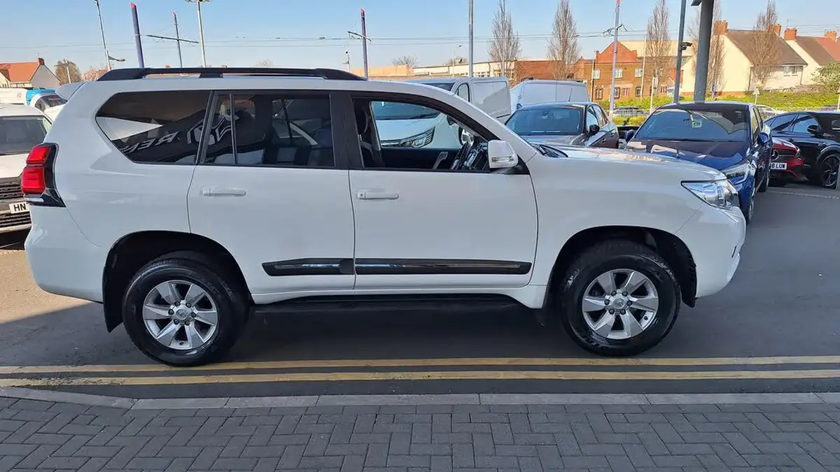 2018-toyota-land-cruiser-28d-4d-active-7st-auto-big-8